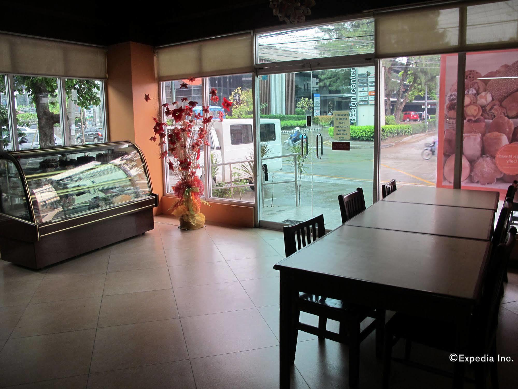 Oftana Suites Mandaue Exteriör bild